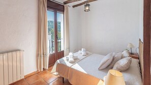14 bedrooms, iron/ironing board, travel cot, WiFi