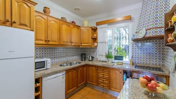 Refrigerador, microondas, horno, placa de cocina