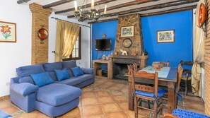 Tv, eldstad och dvd-spelare