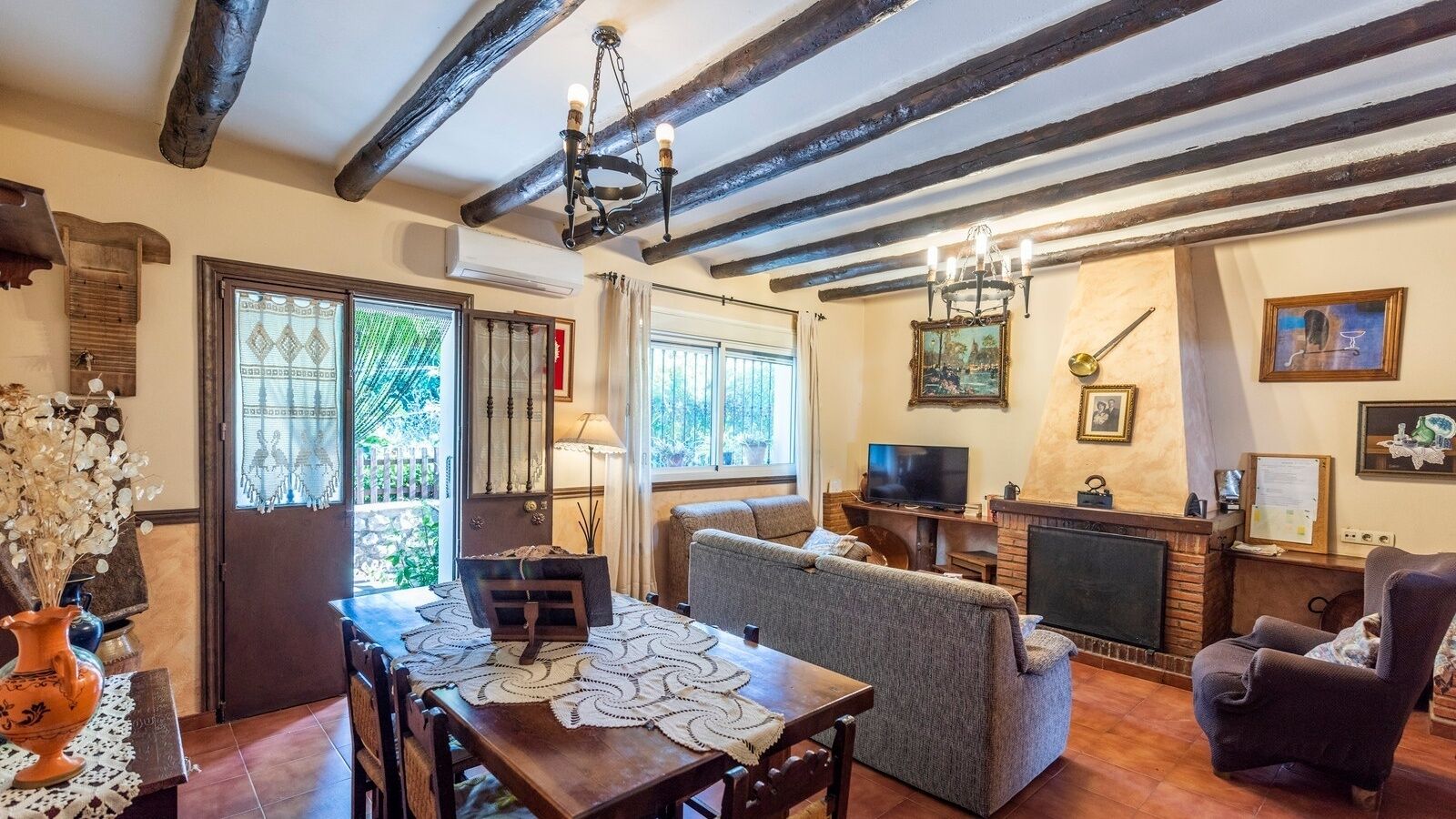 Televisie en een open haard