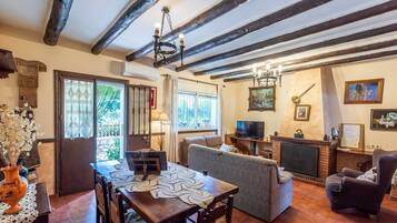 Televisie en een open haard