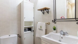 Shower, hair dryer - Bodega Ciprés Benaoján by Ruralidays (Málaga)