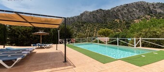 ロンダから13kmの15人の巨大な別荘