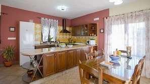 Fridge, microwave, oven, stovetop - Al Hayón Órgiva by Ruralidays (Granada)