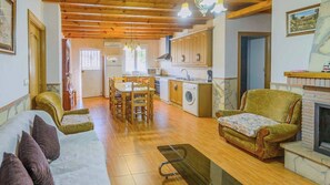 Televisión y chimenea 