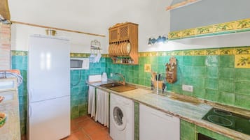 Een koelkast, een magnetron, een oven, een kookplaat