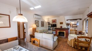 Televisión, chimenea, reproductor de DVD y estéreo 