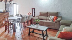 TV, fireplace - El Pajar del Gastor by Ruralidays (Cádiz)