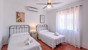 4 bedrooms, travel crib, WiFi - Cortijo Nieves Torrox by Ruralidays (Málaga)
