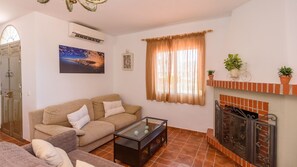 テレビ、暖炉、卓球台