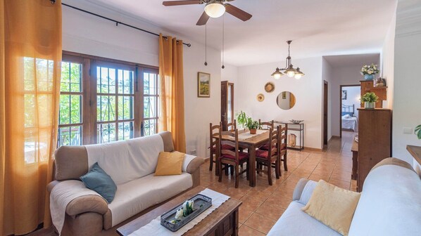 TV, fireplace - Casa Amelia Cómpeta by Ruralidays (Málaga)