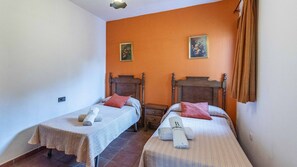 6 عدّة غرف نوم ومكواة/لوح كي وسرير سفر وواي فاي