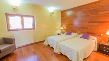 2 bedrooms, travel crib, WiFi