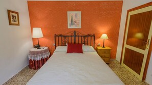 6 slaapkamers, een strijkplank/strijkijzer, reisbedje, wifi