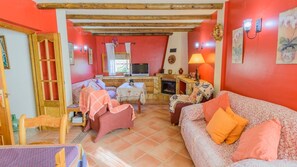 Televisión y chimenea 