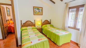 3 habitaciones, tabla de planchar con plancha, cuna de viaje y wifi