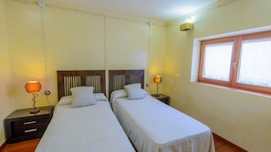 2 bedrooms, travel cot, WiFi