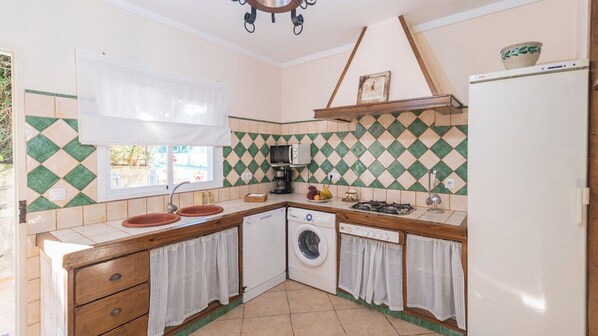 Fridge, microwave, stovetop, dishwasher - El Rincón de la Abuela María Prado del Rey by Ruralidays (Cádiz)