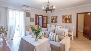 Una televisión, una chimenea