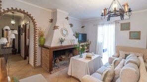 TV, fireplace - El Rincón de la Abuela María Prado del Rey by Ruralidays (Cádiz)