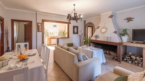 TV, fireplace - El Rincón de la Abuela María Prado del Rey by Ruralidays (Cádiz)