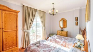 4 makuuhuonetta, silitysrauta/-lauta, vauvan matkasänky, Wi-Fi