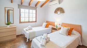 3 habitaciones, tabla de planchar con plancha, cuna de viaje y wifi