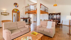 TV, fireplace - Cómpeta Rural - Casa Vistabella by Ruralidays (Málaga)