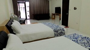 Desk, blackout drapes, free WiFi, bed sheets - Sanyi House (Sanyi)