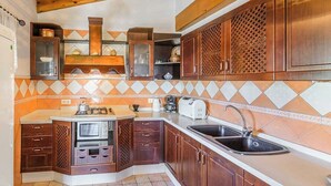 Cafeteira/chaleira, geladeira, micro-ondas, fogão