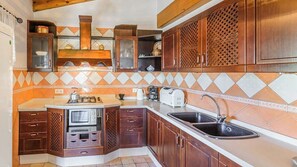 Wasserkocher mit Kaffee-/Teezubehör, Kühlschrank, Mikrowelle, Ofen
