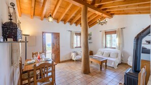 Tv, eldstad, dvd-spelare och en stereo