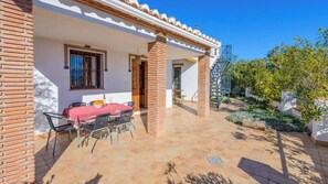 Outdoor dining - La Loma de Cútar by Ruralidays (Málaga)