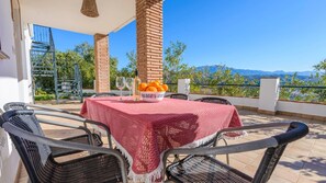 Outdoor dining - La Loma de Cútar by Ruralidays (Málaga)