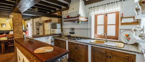 Fridge, oven, stovetop, coffee/tea maker