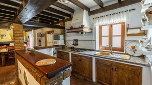 Kylskåp, ugn, spishäll och kaffe- och tebryggare