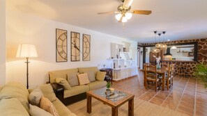 テレビ、暖炉、卓球台