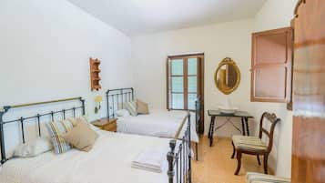 5 slaapkamers, een strijkplank/strijkijzer, reisbedje, wifi