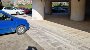 Ein Parkplatz mit einem Backsteinhaus im Hintergrund.