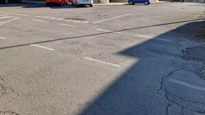 Eine mehrstöckige Parkgarage mit mehreren parkenden Autos.