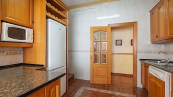 Een koelkast, een microgolfoven, een oven, een kookplaat