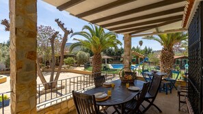 Outdoor dining - Villa Rey Ardales by Ruralidays (Málaga)