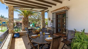 Outdoor dining - Villa Rey Ardales by Ruralidays (Málaga)