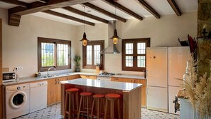 Fridge, microwave, oven, stovetop - Villa Rey Ardales by Ruralidays (Málaga)