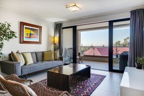 Apartment, 1 Schlafzimmer | Wohnzimmer | 43-Zoll-LCD-Fernseher mit Satellitenempfang, Fernseher