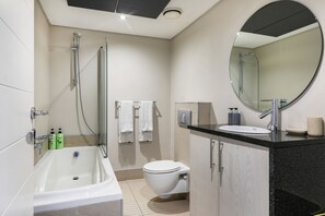 Apartamento, 1 habitación | Baño | Ducha y bañera combinadas y artículos de higiene personal gratuitos