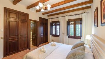 5 bedrooms, iron/ironing board, travel cot, WiFi