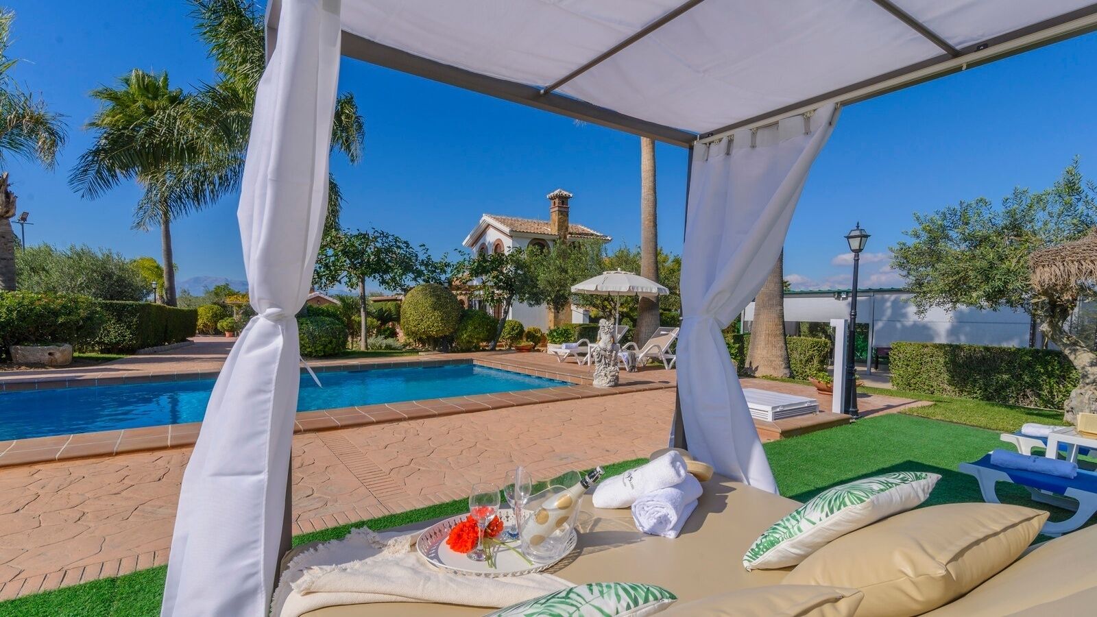 Piscine chauffée, chaises longues