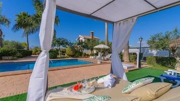 Piscine chauffée, chaises longues