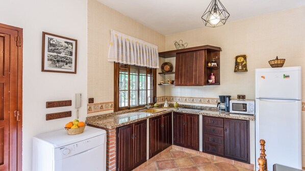 Fridge, microwave, oven, stovetop - El Lagar de Alozaina by Ruralidays (Málaga)